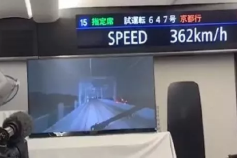 日本两条铁路断电万余乘客滞留 只因鼻涕虫钻进开关箱